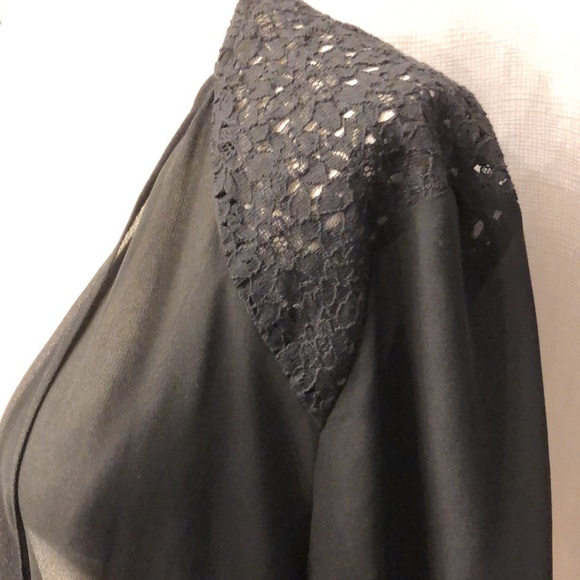 Women’s BCBG Paris shawl. - Picture 3 of 6